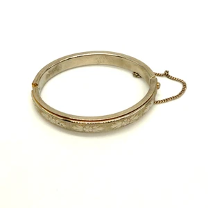 Vintage Silver Tone Bangle Bracelet Floral Repousse Safety Chain - Picture 1 of 8