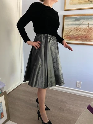 Vestido vintage para fiestas en invierno, terciopelo negro y falda plateada metalizada  Foto 1 de 4