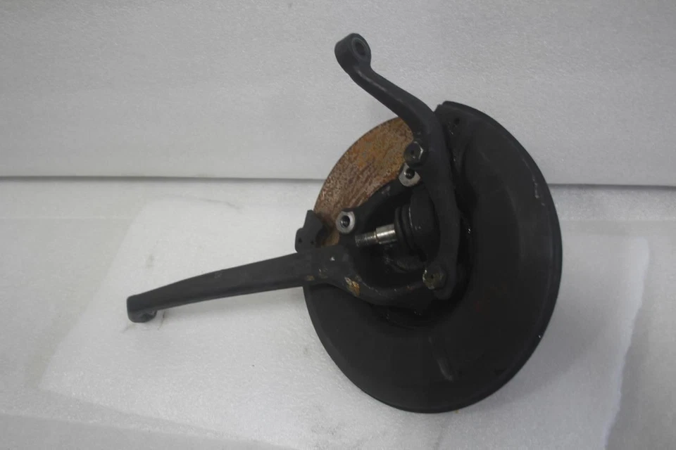 1983 MERCEDES 300SD W126 RIGHT PASSENGER SIDE FRONT SPINDLE KNUCKLE HUB - Image 1 of 4