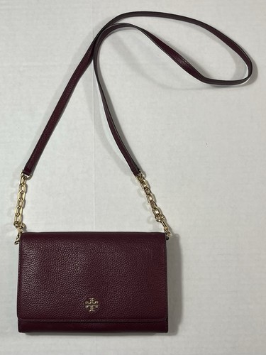 Portafoglio pochette Tory Burch bordeaux pelle ciottolata tracolla oro elegante chic