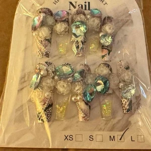 💎 Luxury Crystal & 3D Floral Press-On Nails – Medium/Large - Picture 1 of 1