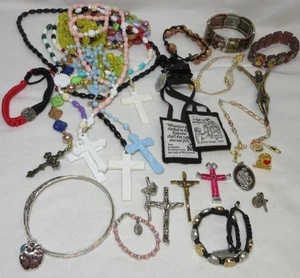 VINTAGE NOW LOT OF RELIGIOUS MEDALS PENDANT BRACELET CROSS ROSARY PIN #R1 - Picture 1 of 12