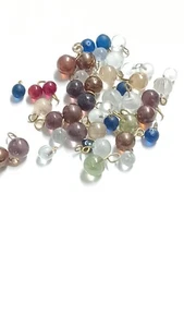 25x RUNDE TROPFENPERLEN GLAS Charms Menge Hänkeln Schmuckherstellung klein - Bild 1 von 2