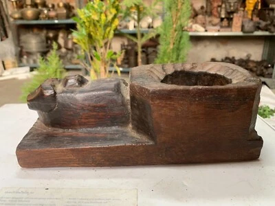 Mortero de utensilios de cocina único tallado en toro de madera antiguo indio de los años 18 Foto 1 de 4