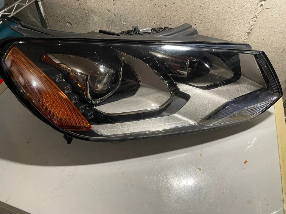 Complete 2011-2014 Volkswagen Touareg Xenon HID Headlight Assembly 7P1941752 - Image 1 of 4