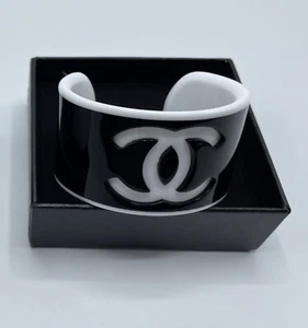 CHANEL BLACK OUTSIDE & WHITE INSIDE CC LUCITE SPORTY CUFF BRACELET - Picture 1 of 8