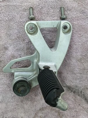 Conjunto reposapiés pasajero trasero derecho Suzuki Katana GSX600F 98-06 2005 FABRICANTE DE EQUIPOS ORIGINALES Foto 1 de 4