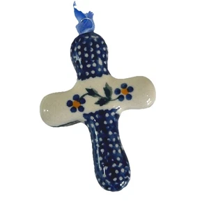 Croce in ceramica polacca ornamento natalizio dipinto a mano con fiori foglie punteggiate blu - Foto 1 di 5