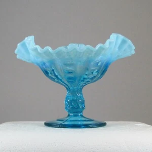 DUGAN #617 BLAU OPALISIERENDES GLAS GEPRESSTER MÜNZFLECK DREIECKE CRE KOMPOTT KNY94 - Bild 1 von 4