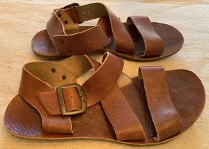 Sandali marroni Fly London Comfort taglia 38 (US 7,5) in pelle cinturino fibbia piatti CE - Foto 1 di 10