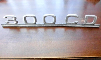 1978 Mercedes-Benz 300 CD emblema porta-malas traseiro ***DESGASTE*** - Imagem 1 de 4