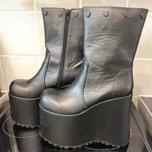 Botas de plataforma Sugar Thrillz negras bloque talla 5 con detalle de corazón, usadas una vez - Imagen 1 de 7