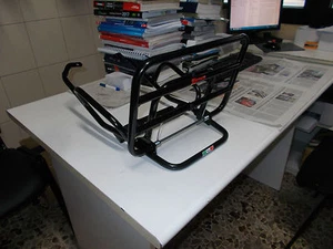 PORTAPACCHI POSTERIORE NERO FACO VESPA 50 V - VESPA 50 HP - Imagen 1 de 1