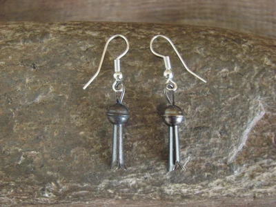 Brincos pendurados de prata esterlina com flor de abóbora nativa americana por Mariano - Imagem 1 de 4