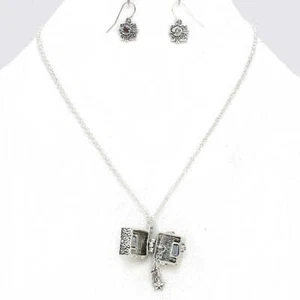 Pierced silver chain locket necklace set with red and green stones - Picture 1 of 4