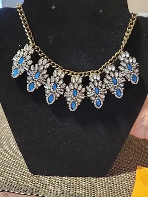 Collar BAUBLEBAR Flor Distintiva Azul Claro Cristal Amarillo Acentos Metal Oscuro Foto 1 de 3