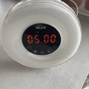 Digital alarm clock - Picture 1 of 6