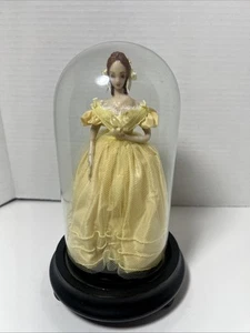 "Muñeca de arte vintage hecha a mano firmada 1981 vestido victoriano amarillo en cúpula de vidrio 7""" - Imagen 1 de 12