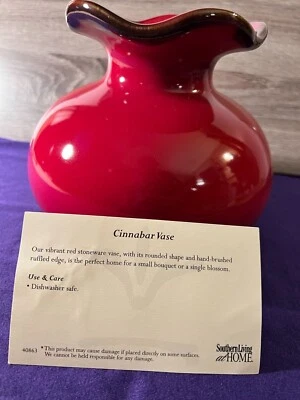 Jarrón festoneado con volantes de cinabrio Southern Living At Home rojo 6,5" H con caja y tarjeta Foto 1 de 4