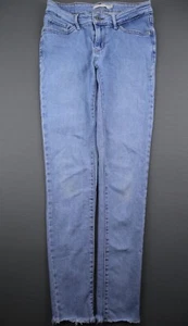 Pantalones de mezclilla ajustados para mujer Levi's 711 2019 de altura baja dobladillo crudo elástico talla 25 - Imagen 1 de 10