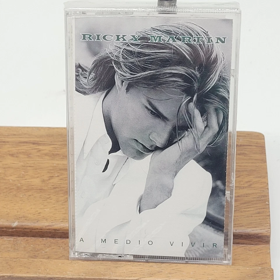 New Sealed Ricky Martin A Medio Vivir Cassette Tape Latin  Spanish Music  Foto 1 de 2