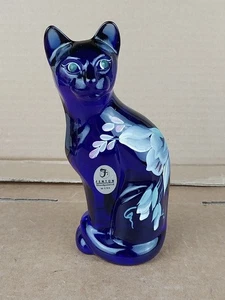 Fenton Katzenfigur kobaltblau Blumen handbemalt signiert - Bild 1 von 7