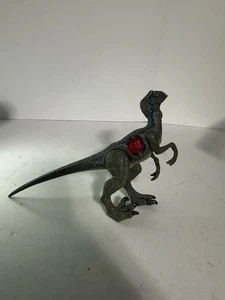 Modellino dinosauro Velociraptor blu Jurassic Park World 2017 danni da battaglia - Foto 1 di 3