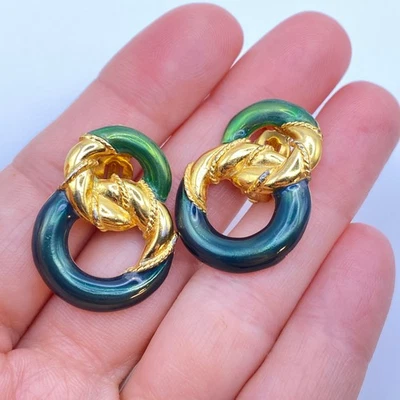 Винтажные серьги 1980-х ANNE KLEIN с зеленой эмалью золотистые двойное кольцо с зажимом - Изображение 1 из 4