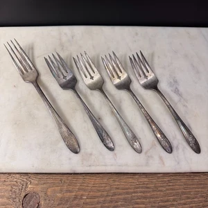 Oneida Community QUEEN BESS II Tudor Silver Plate 1946 Salad Forks (4) +1 Fork - Picture 1 of 9