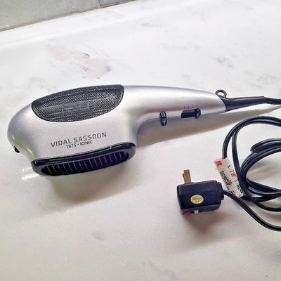 Secador de pelo multiestilo Vidal Sassoon iónico 1875 PROBADO plateado sin accesorios Foto 1 de 4