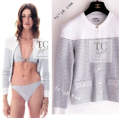 Cárdigan tejido $3,4K Chanel Coco Beach 2024 blanco plata logotipo CC 34 US2 Foto 1 de 4