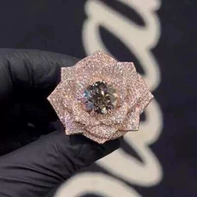 Anillo de flores con racimo de diamantes de corte redondo de 4,00 quilates acabado en oro rosa de 14 quilates Foto 1 de 4