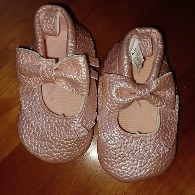 Bebé Niña Rosa Metálico Zapatos 3 6 12 Meses Lazo Sin Cordones Infantil Ava Olivia Foto 1 de 4