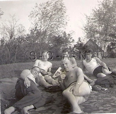 Немецкий солдат Второй мировой войны — полуобнаженный — интерес геев — без рубашки — загорающий — 1940-е - Изображение 1 из 4