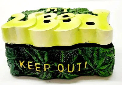 Contenedor de almacenamiento baratija de poliresina con temática de marihuana 3,5" x 2,5" x 1" - Mantener fuera Foto 1 de 4
