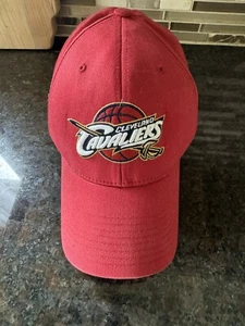 Adidas Cleveland Cavaliers Mütze Kappe Erwachsene Einheitsgröße nicht verstellbar weinrot NBA Herren - Bild 1 von 12