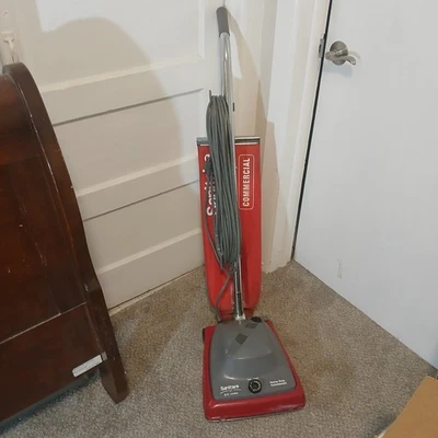 Aspiradora vertical Electrolux Sanitaire comercial de alta resistencia SC684 Foto 1 de 4