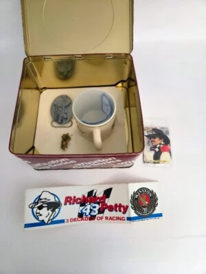 Richard Petty #43 Winston Cup Series Coleccionistas Hebilla de cinturón de hojalata, taza, pasador, pegatina Foto 1 de 4
