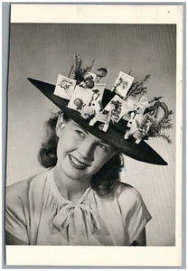 Vegetable Garden Hat Gordon Coster 1940 Chrome Art Postcard fotofolio Contntal - Imagen 1 de 2