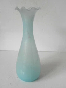 Antike Vase Jugendstil hellblaues opakes Glas mit Wellenrand - Picture 1 of 6