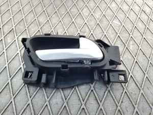 MANIJA PUERTA INTERIOR TRASERA LADO CONDUCTOR CITROEN C4 PICASSO 2014-2020 9800099680 - Imagen 1 de 4
