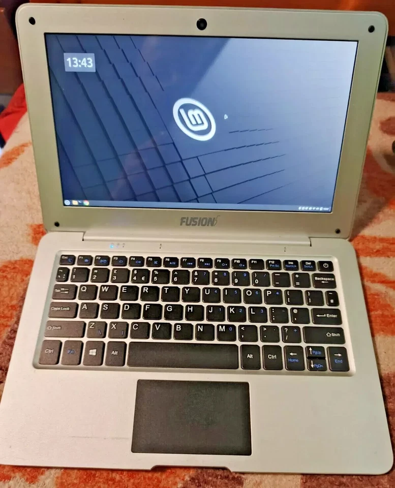 Fusion5 Lapbook T50 32GB 2gb ram 11in Laptop Linux Mint Debian - Image 1 of 4