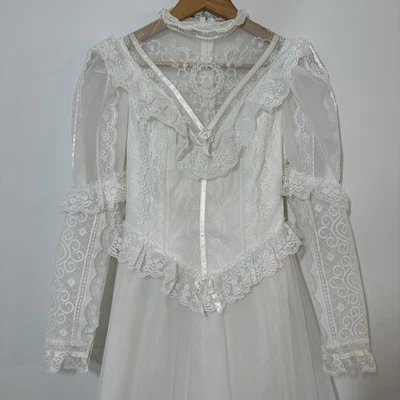 Vestido de novia vintage blanco floral de encaje mangas largas pradera cottagecore defectuoso Foto 1 de 4