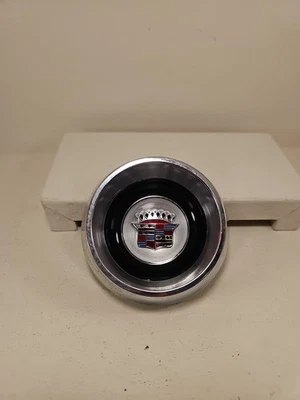 Cadillac 1960 cromado botón de bocina del volante usado con emblema central OEM Foto 1 de 4