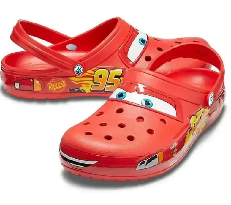 Zueco clásico Lightning McQueen Crocs | Sandalias rojas de Disney Pixar Cars para mujer Foto 1 de 4