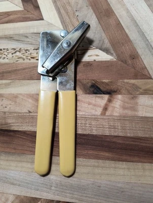 Abridor de latas manual Swing-A-Way vintage color plata y amarillo Foto 1 de 4