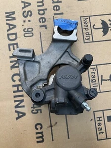 2011 2023 SUZUKI GSXR600 GSXR750 OEM PINZA DE FRENO TRASERA con soporte buena pastilla - Imagen 1 de 8
