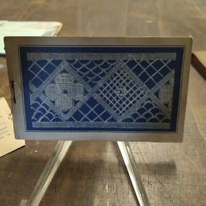 Libretto Ricamo Cucito Epoca Pubblicitario Pubblico Medicine Farmacia Donna - Picture 1 of 10