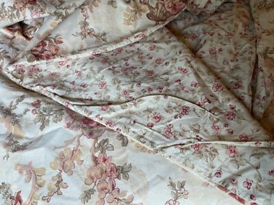 全新 Eileen West Atrivm 双面锦缎花卉大号被套 粉色、奶油色、鼠尾草 — 第 1/4 张图片