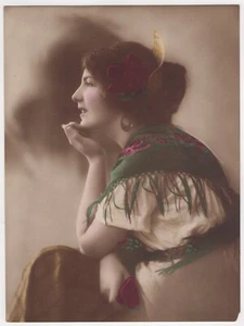 PORTRAIT EINER HÜBSCHEN JUNGEN FRAU : LÄCHELNDES KALENDERMÄDCHEN : VINTAGE FOTOGRAFIE - Bild 1 von 3